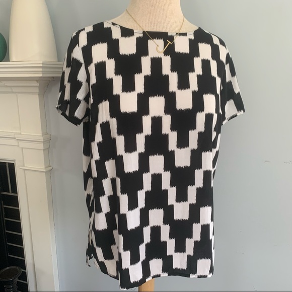 black & white graphic top split back vent by Old Navy chevron zig zag ikat style - Picture 3 of 16